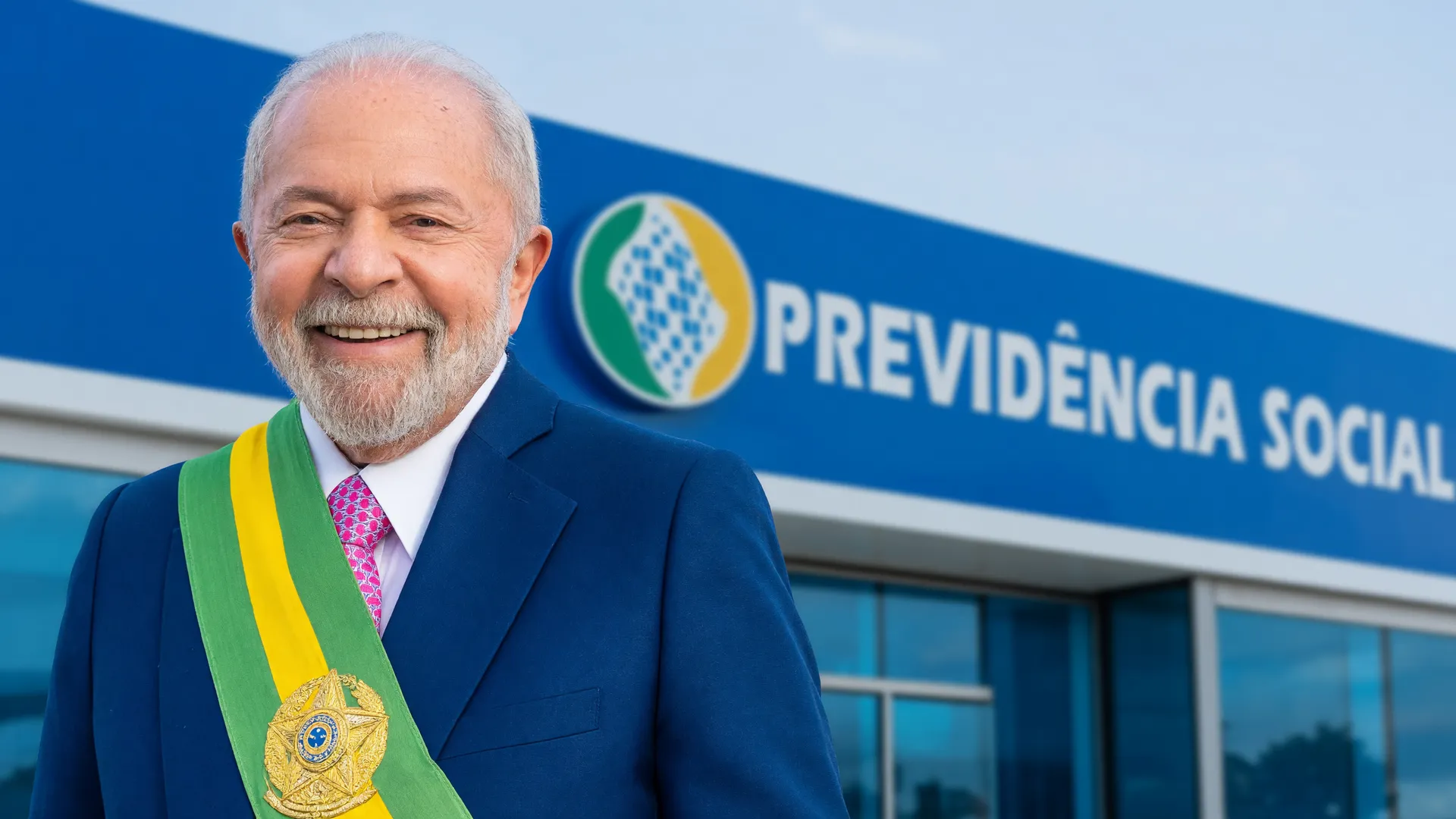 Representação da ampliação licença-paternidade nova lei com presidente Lula e fachada do INSS