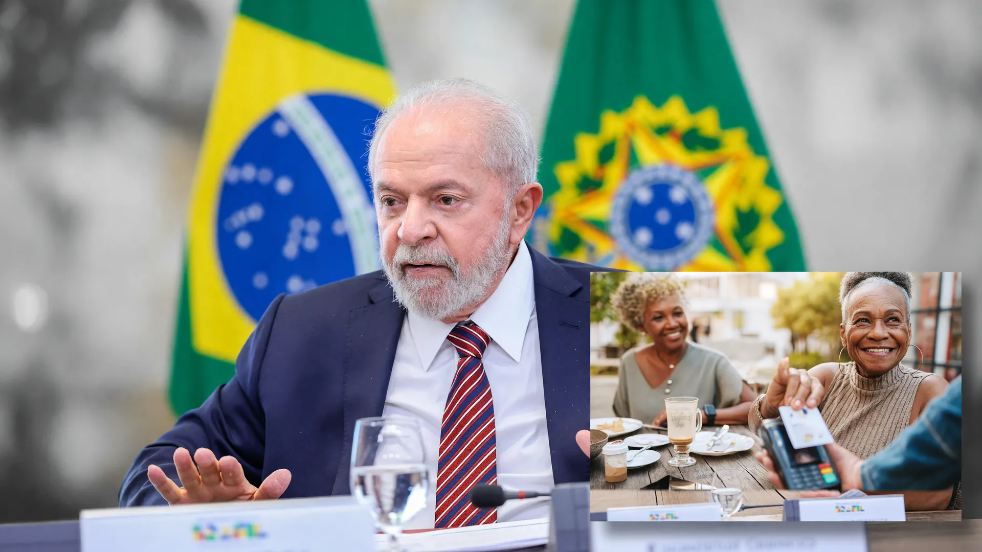 Presidente Lula em retrato oficial ao lado de aposentado com cartão bancário, representando antecipação do 13º do INSS para aposentados
