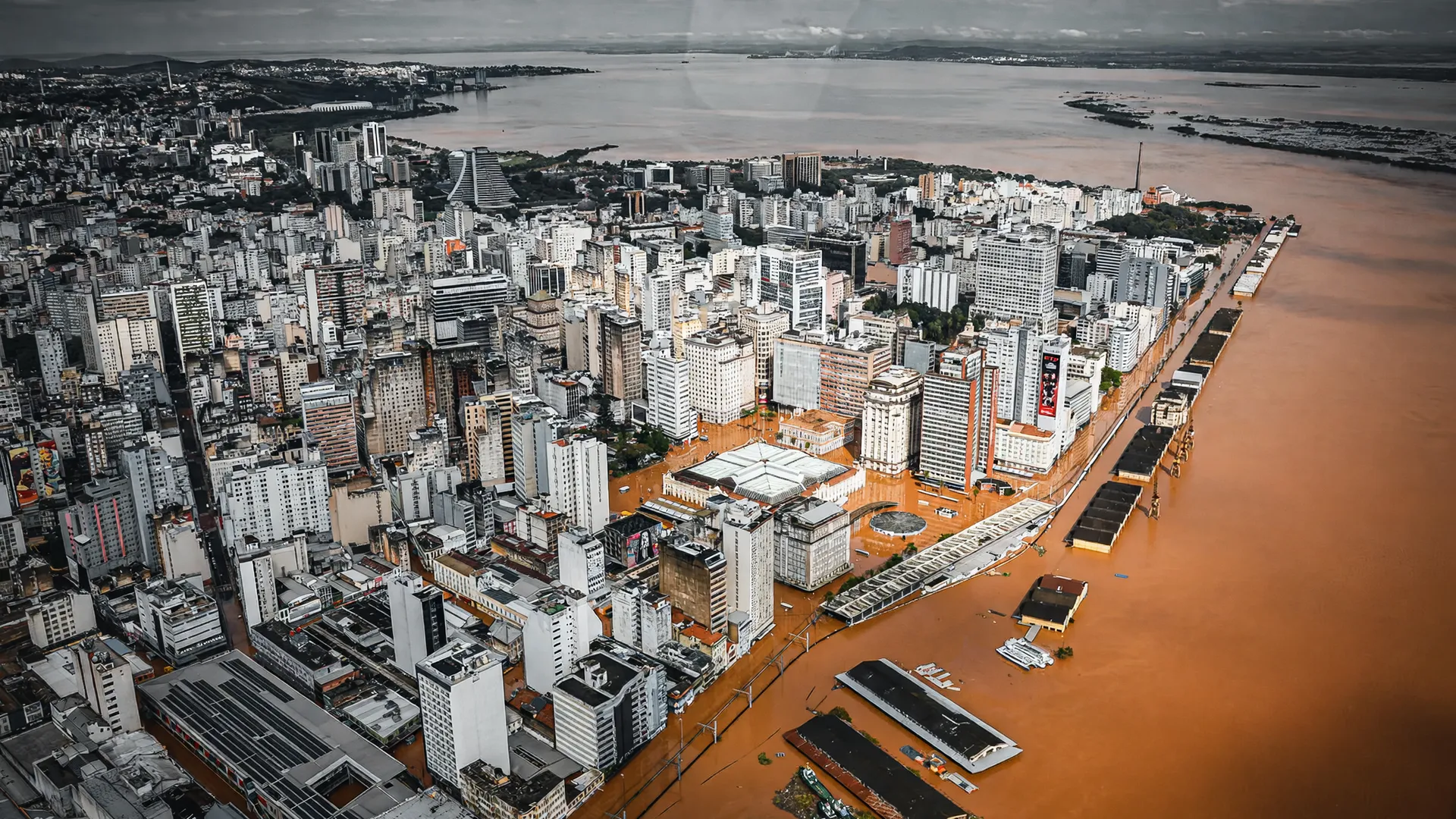 Enchente devastadora sob aviso vermelho: chuva intensa no sul devasta RS com inundação urbana
