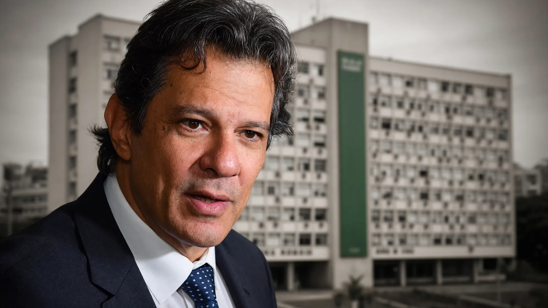 Fernando Haddad em retrato refletindo a tensão do bloqueio orçamentário déficit 2026