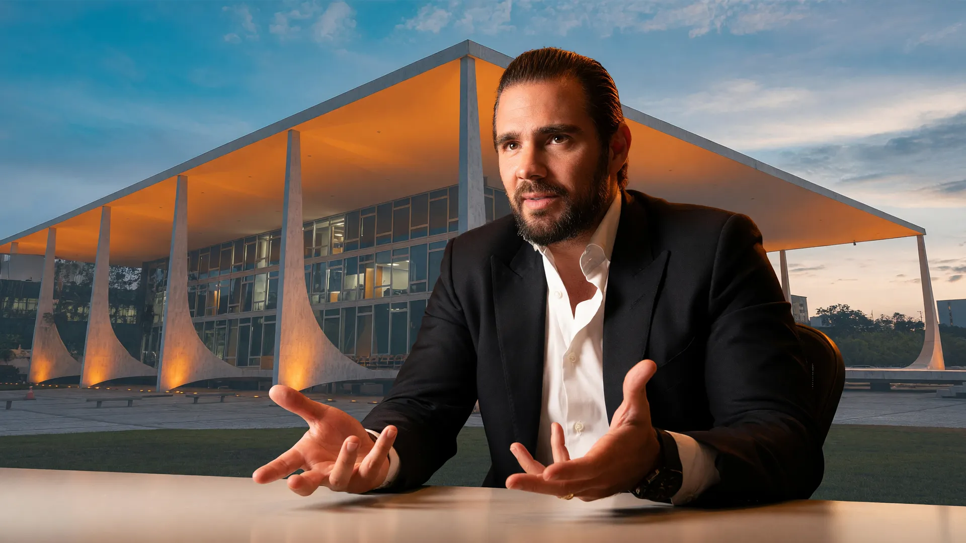 Daniel Vorcaro em entrevista corporativa com prédio do STF ao fundo, representando o caso Master e a ameaça de delação em Brasília