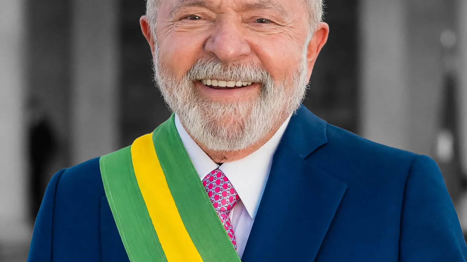 Retrato oficial de Lula com terno azul-marinho e faixa presidencial fazendo pronunciamento sobre o caso Master ovo da serpente