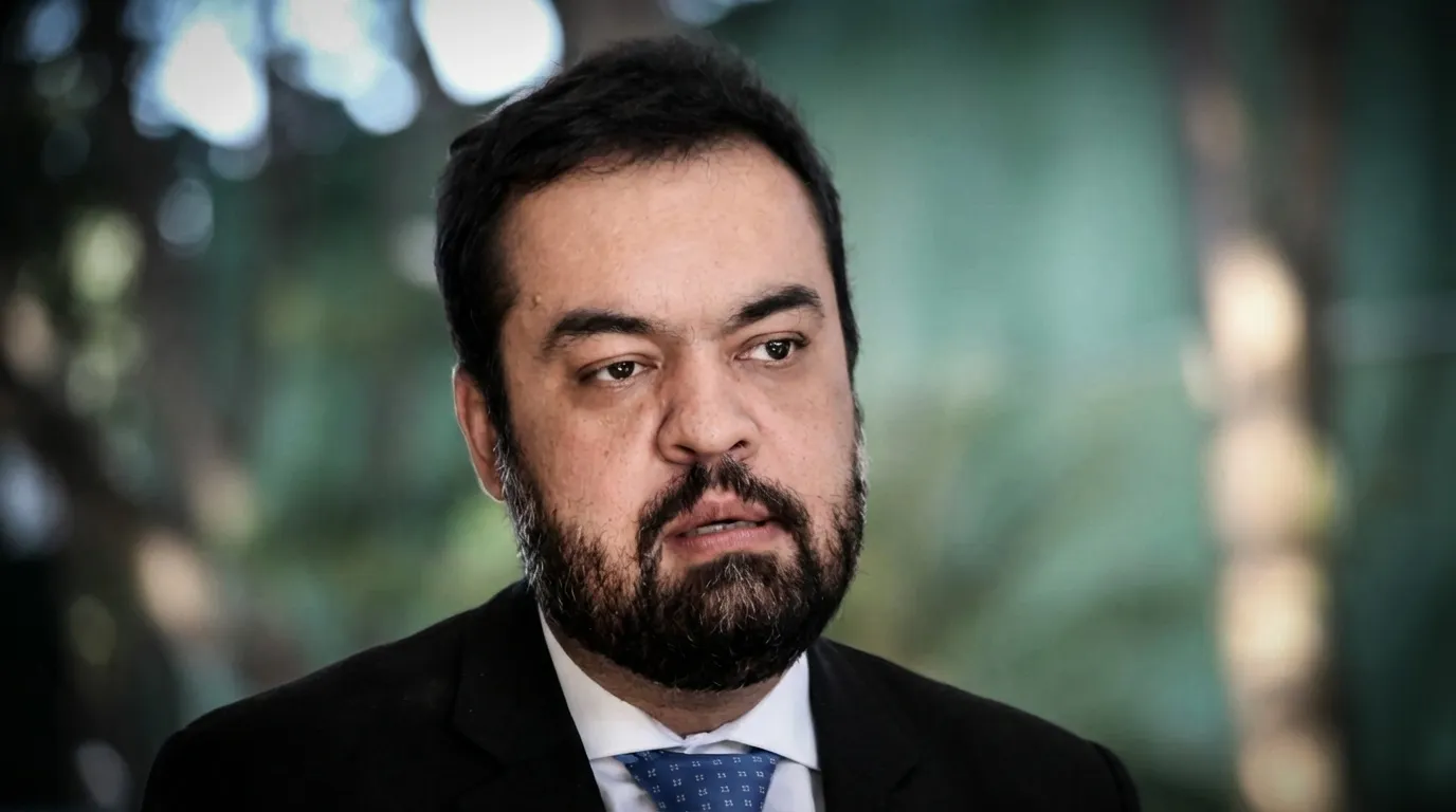 Cláudio Castro em retrato institucional estudando renúncia para evitar cassação no TSE