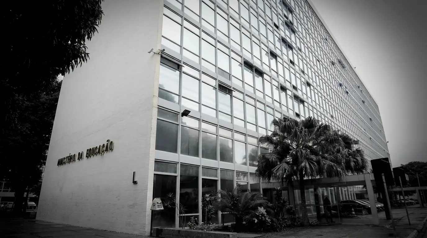 Edifício do MEC ilustrando supervisão a cursos de medicina sancionados MEC Enamed