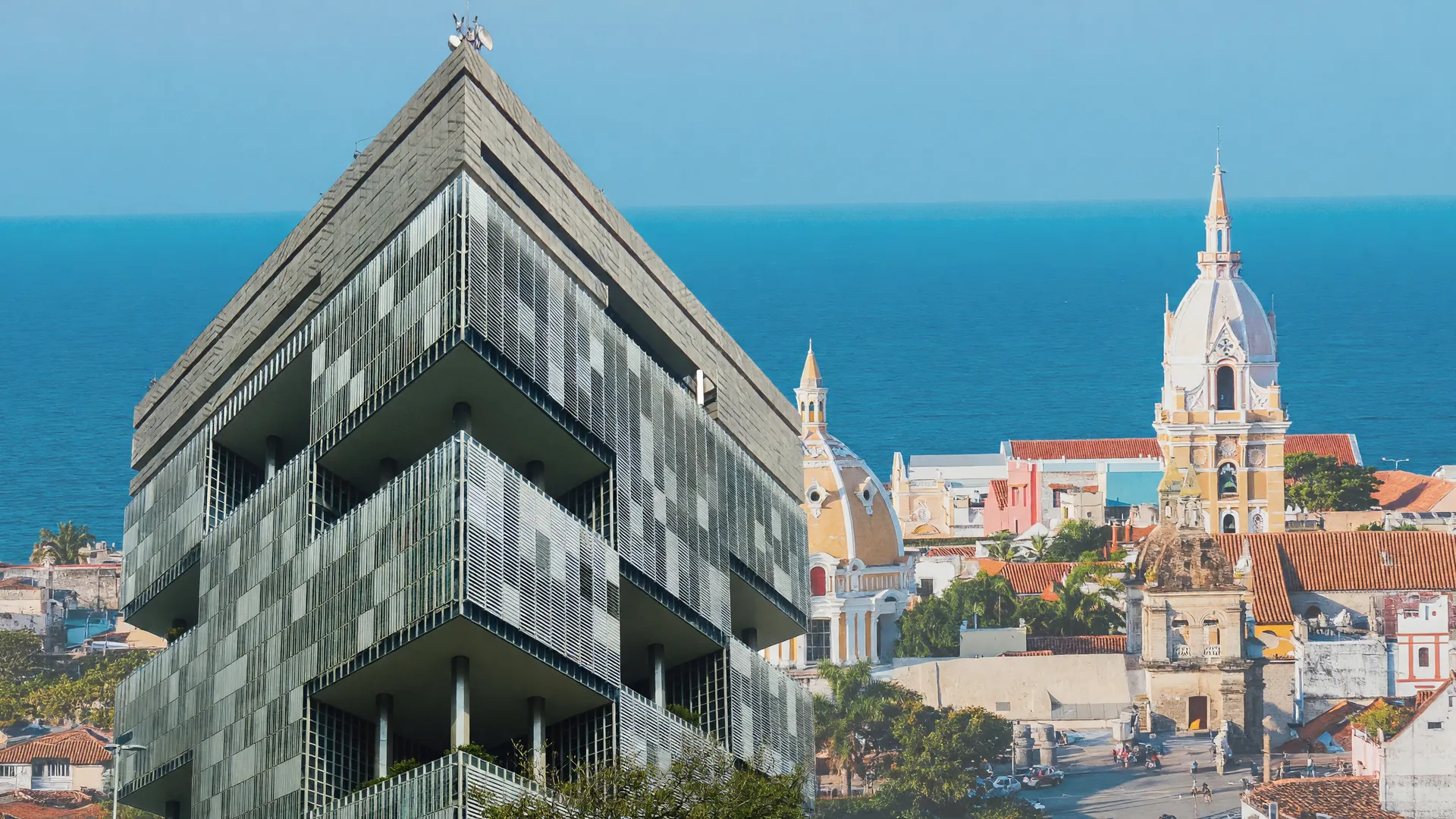 Sede Petrobras e paisagem de Cartagena representam a descoberta gás natural offshore Colômbia