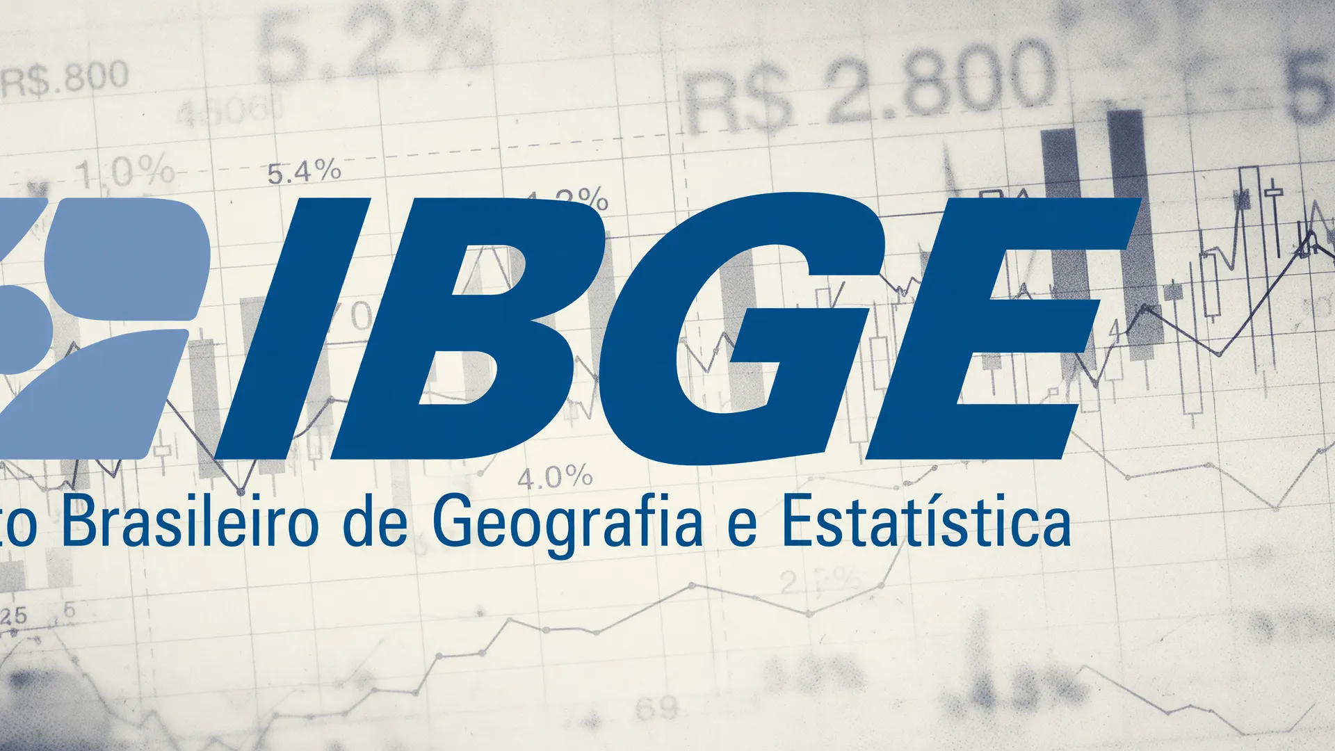 Logotipo IBGE em composição com indicadores econômicos sobre desemprego menor nível histórico fevereiro
