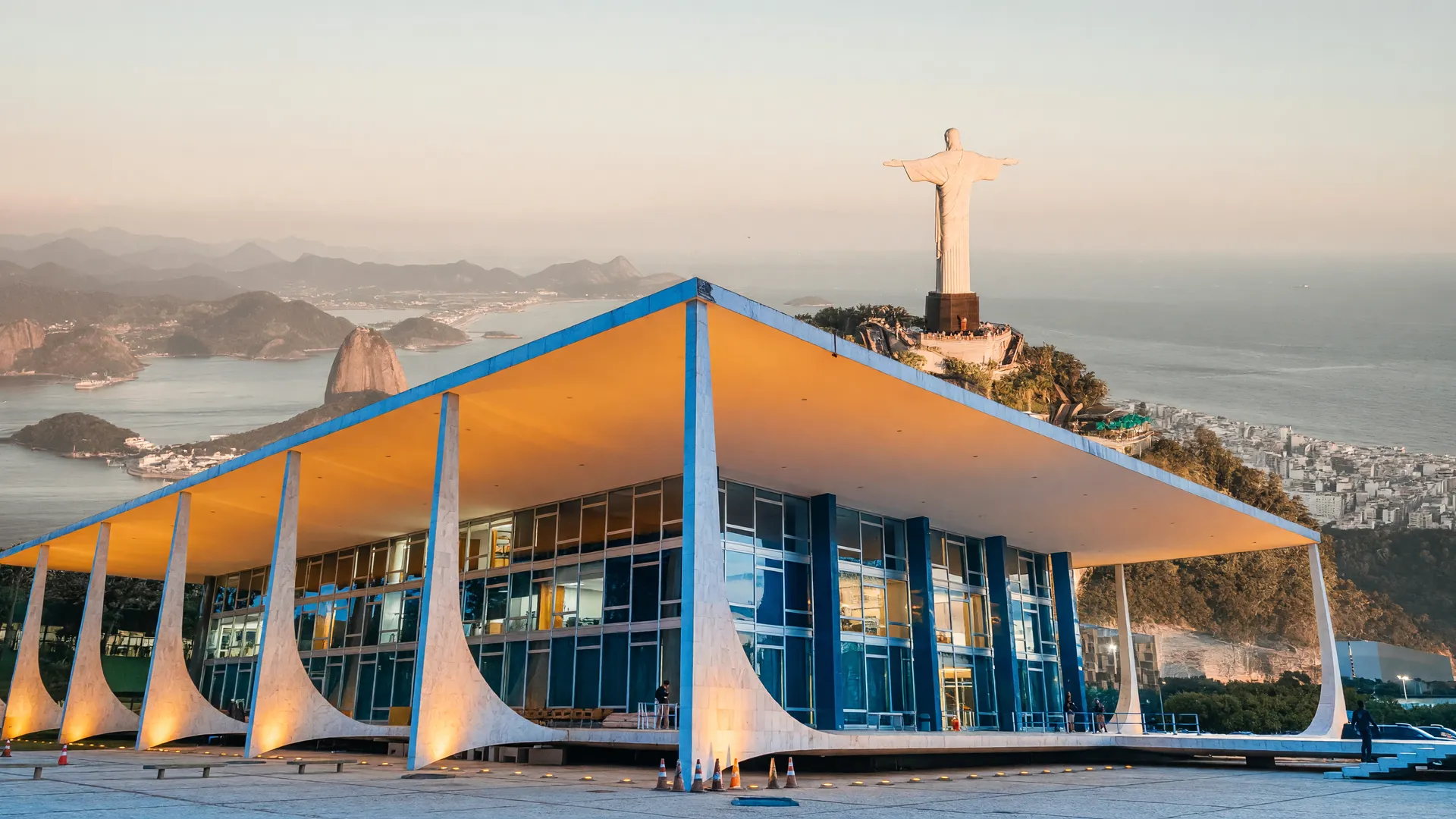 Fachada do STF com Cristo Redentor ao fundo, representando a decisão sobre eleição direta para governador Rio de Janeiro