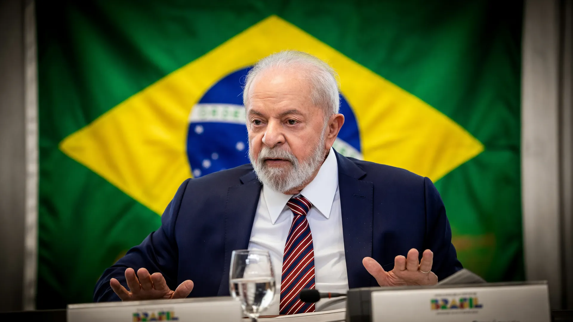 Retrato de Lula com bandeira do Brasil, ilustrando empregos formais criados fevereiro 2026 em declínio