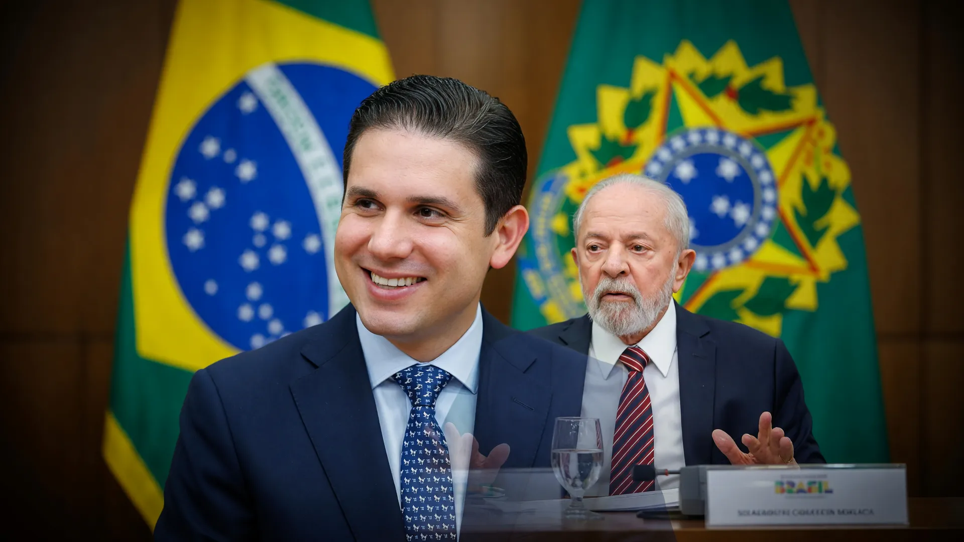 Hugo Motta e Lula em evento oficial sobre transporte de cargas; empresas que descumprem a tabela do frete