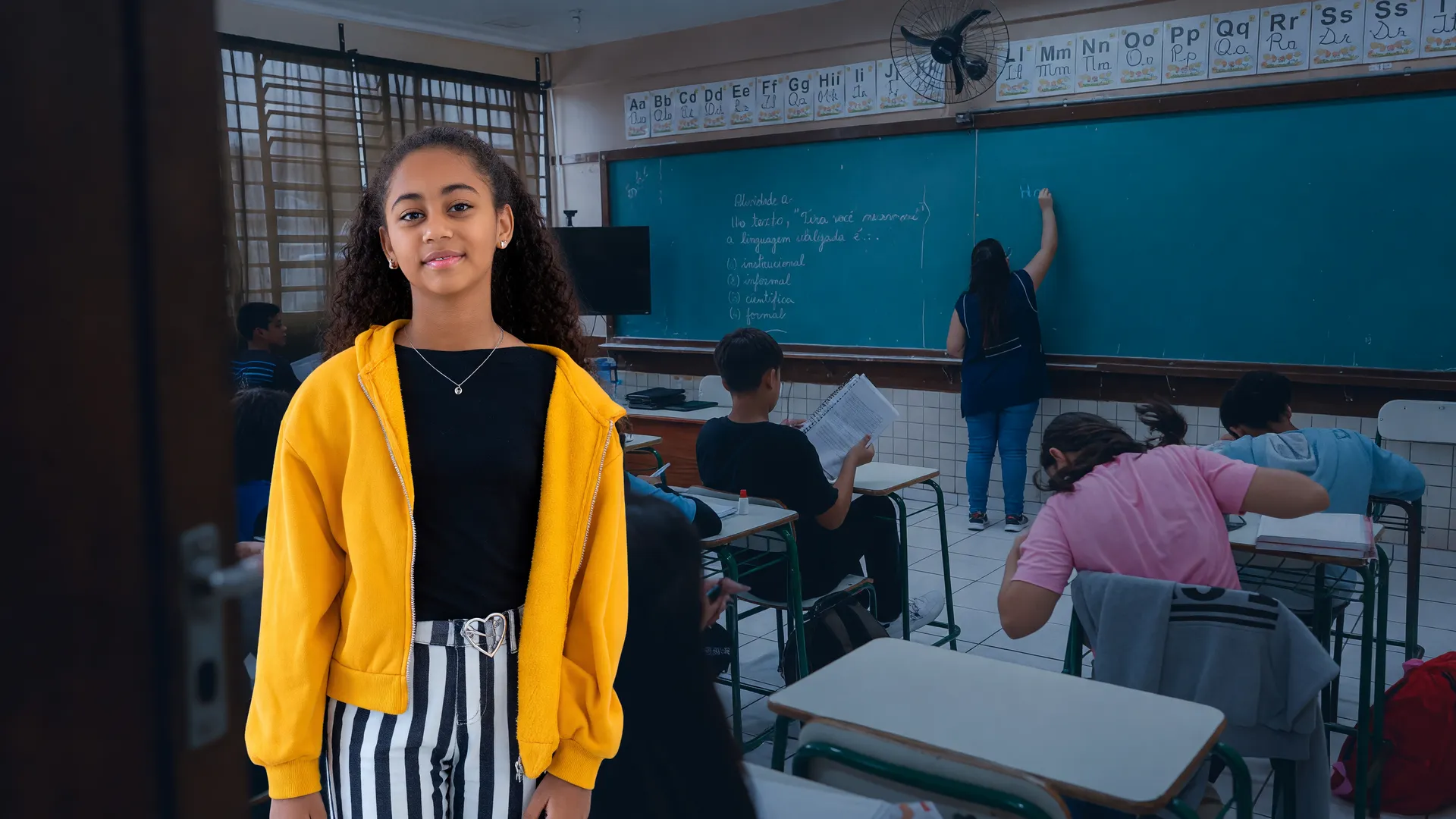 Adolescentes em sala de aula, ilustrando o problema da falta de absorvente escola pública meninas no Brasil