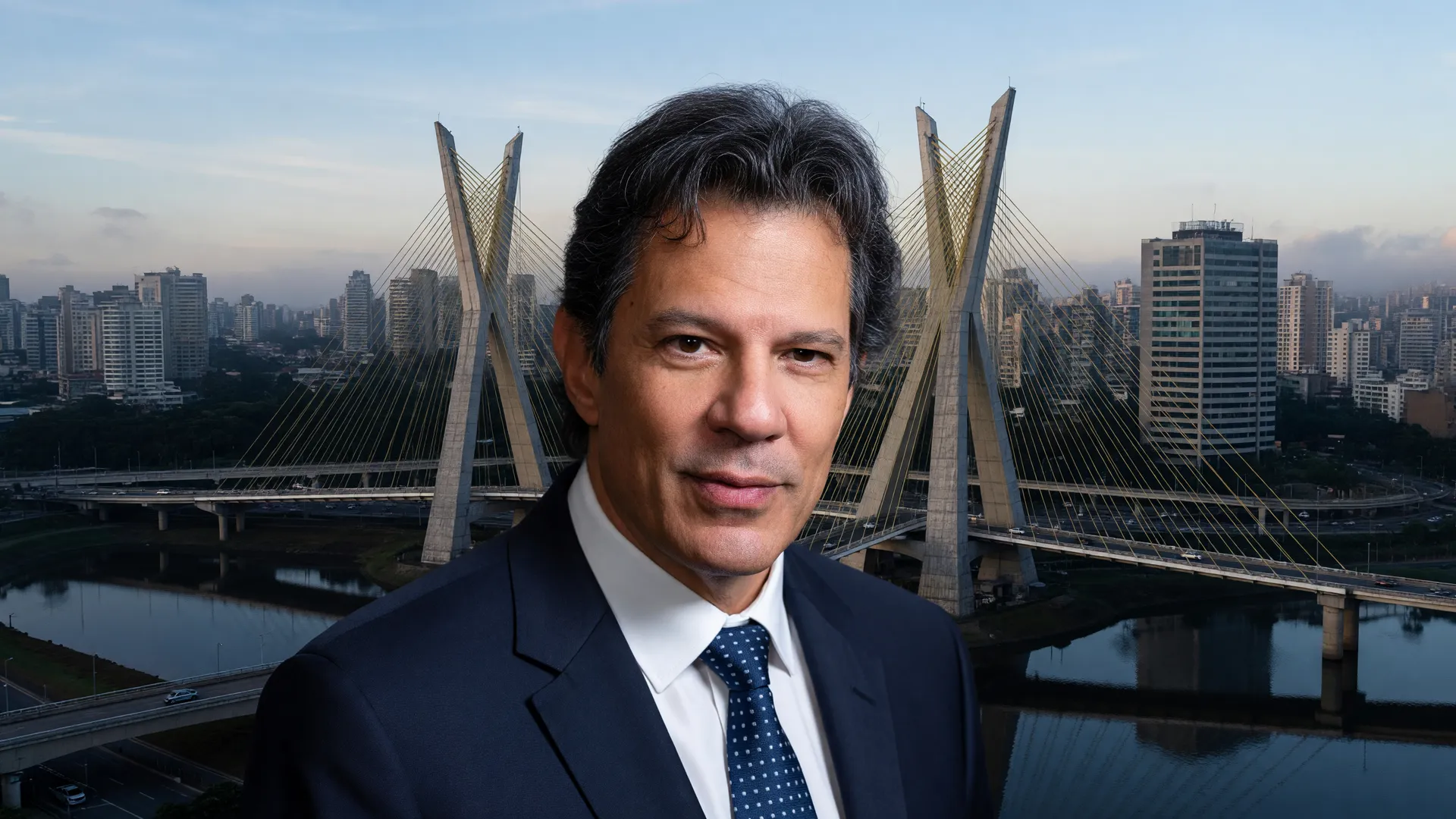 Haddad como pré-candidato governador de São Paulo, com a Ponte Estaiada ao fundo, símbolo de sua candidatura no estado