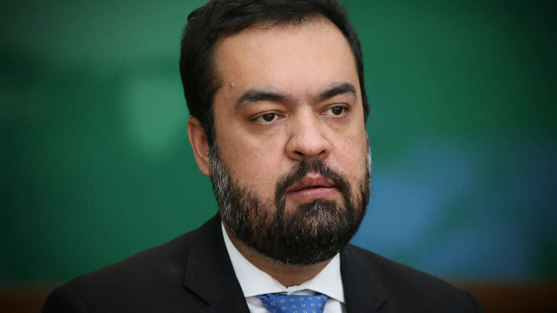 Retrato de Cláudio Castro em julgamento do TSE sobre cassação de mandato