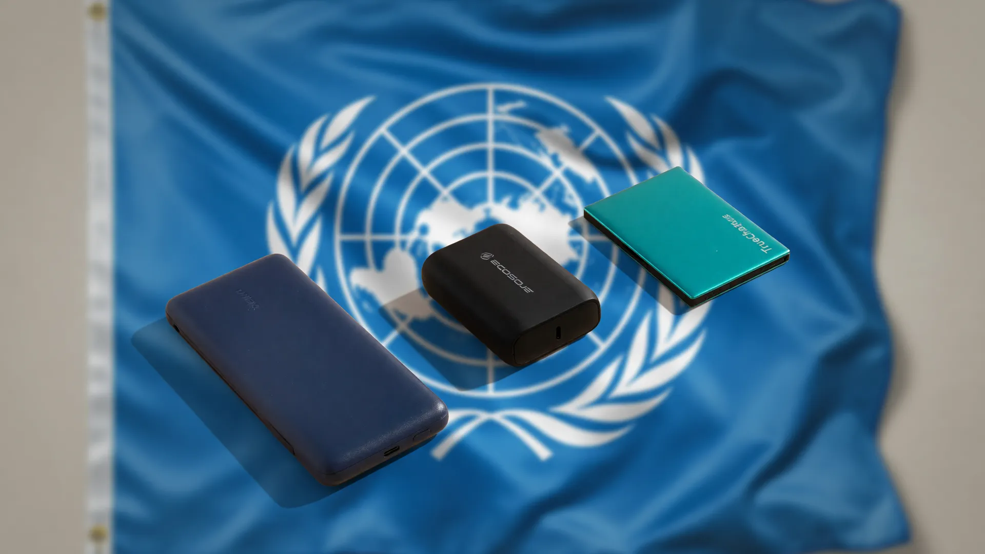 Powerbanks coloridos com emblema da ONU, símbolo da regulação internacional sobre limite de powerbank em voos
