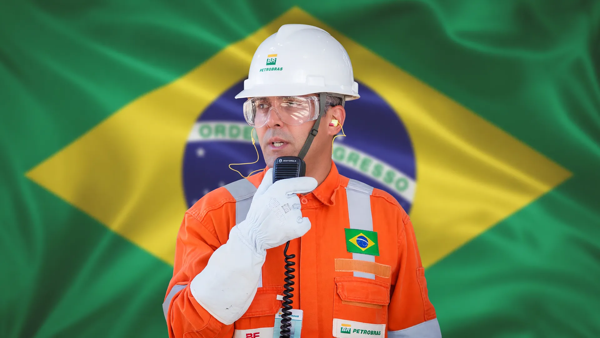 Bandeira do Brasil ao fundo com trabalhador da indústria de energia em primeiro plano, representando o maior leilão de energia elétrica do país