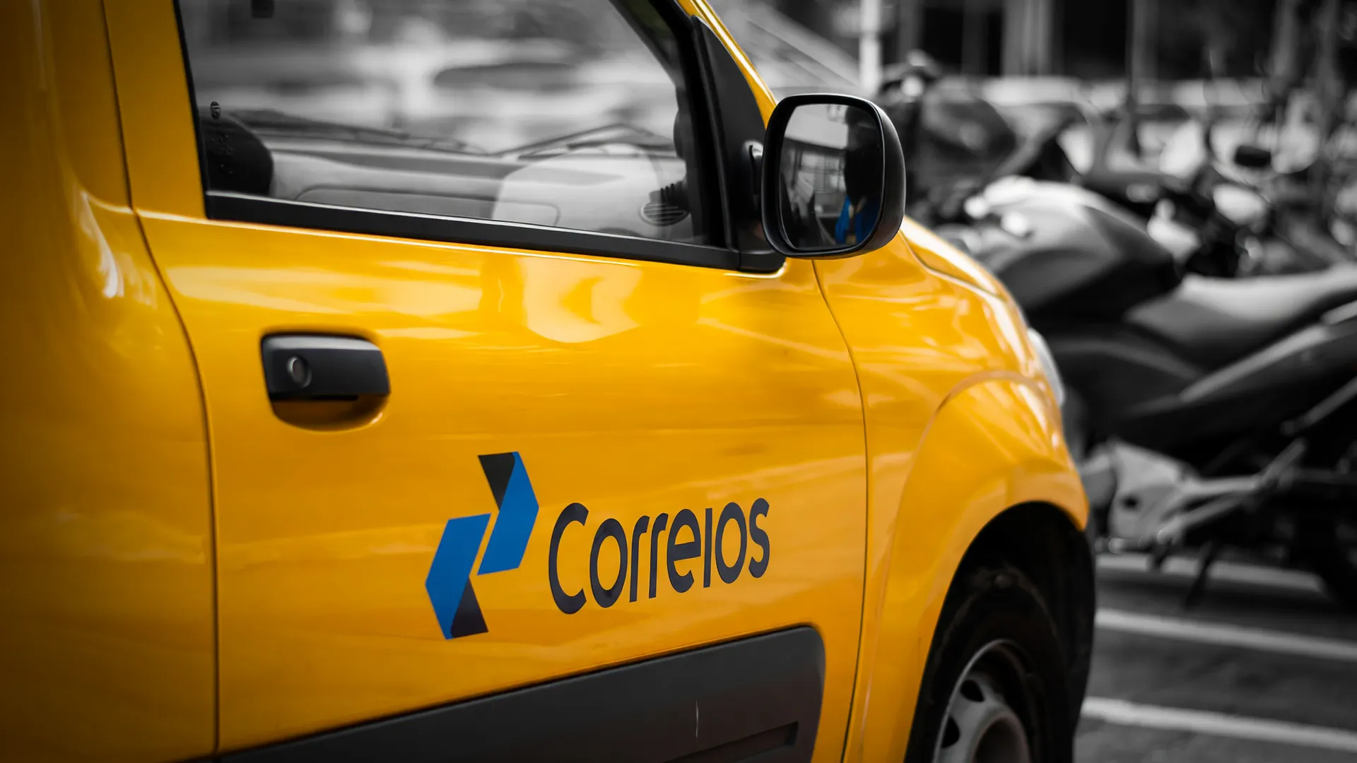 Veículo de entrega Correios representando crise do PDV dos Correios adesões meta