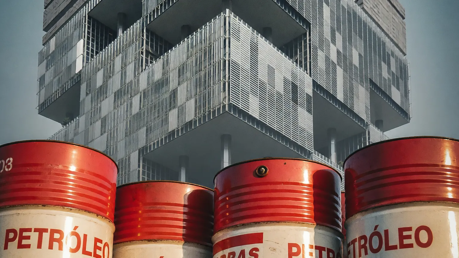 Barris de petróleo e sede Petrobras em composição editorial sobre reajuste querosene aviação Petrobras