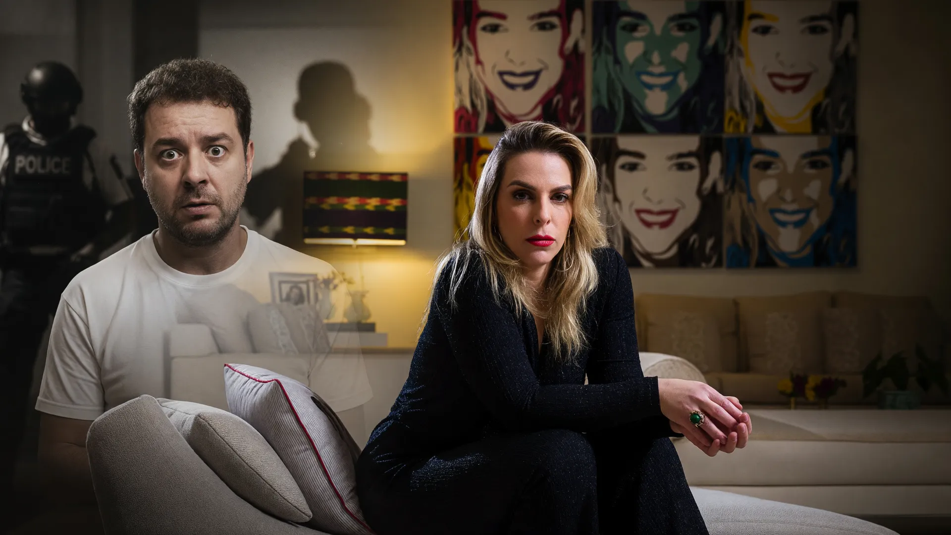 Roberta Luchsinger em retrato com terno escuro e camisa branca, acompanhada de Lulinha em contexto de operação policial sobre mensagem para sumir com celulares