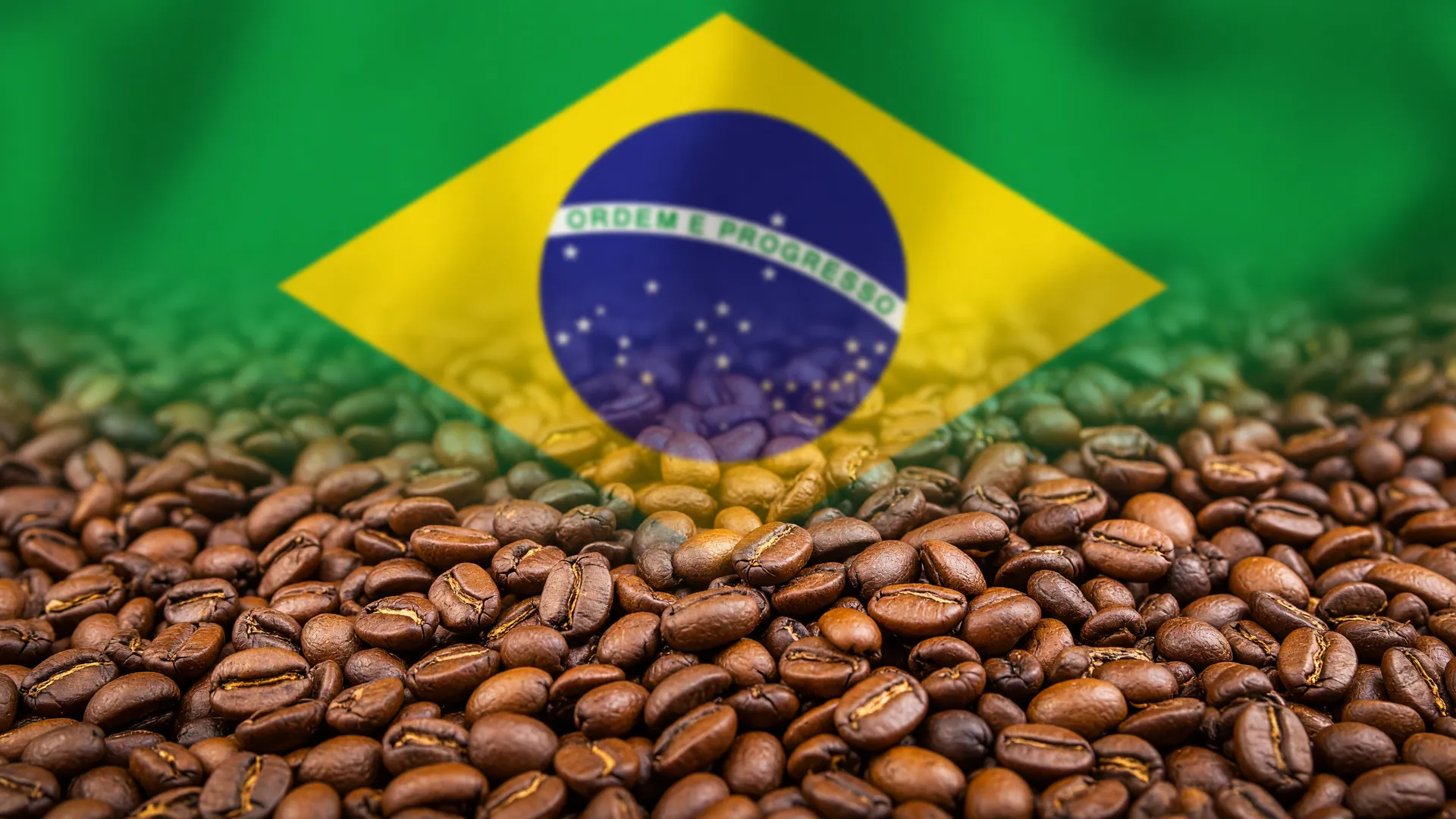 Grãos de café e bandeira brasileira simbolizam a safra recorde café arábica 2026