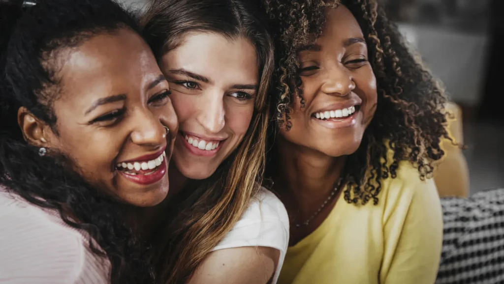 Adolescentes abraçadas em momento de apoio: a saúde mental de meninas adolescentes em foco no estudo IBGE