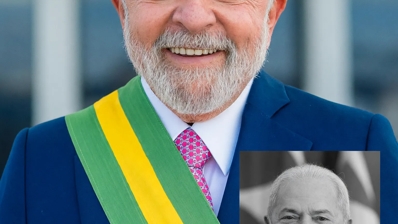 Retrato de Lula com terno azul-marinho e faixa presidencial verde-amarela, símbolo do governo federal