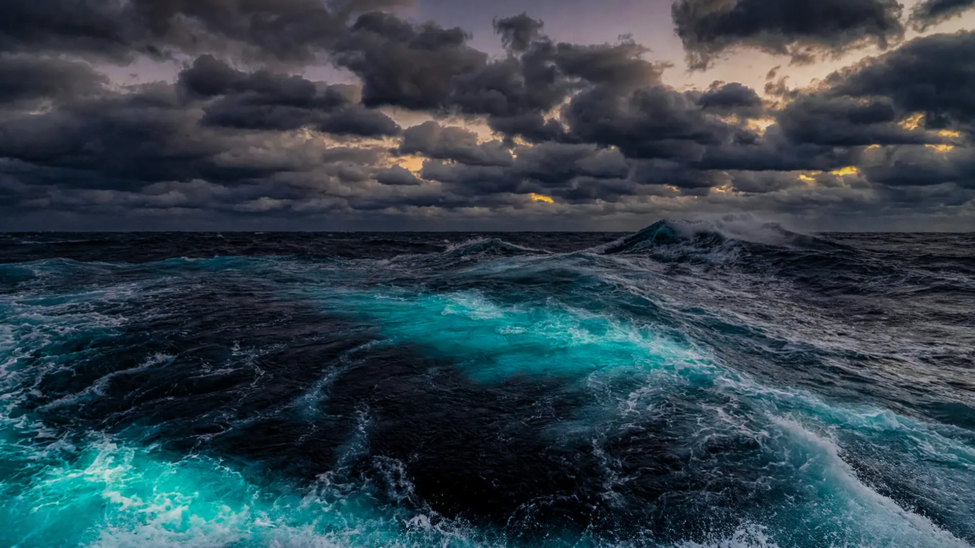 Oceano agitado reflete os últimos dez anos mais quentes sob nuvens tempestuosas