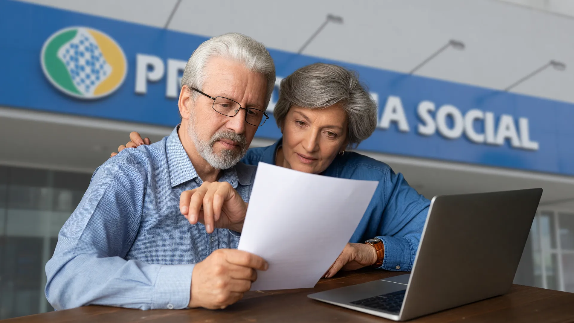 Aposentado com documentos consultando atualização do Voa Brasil 2025