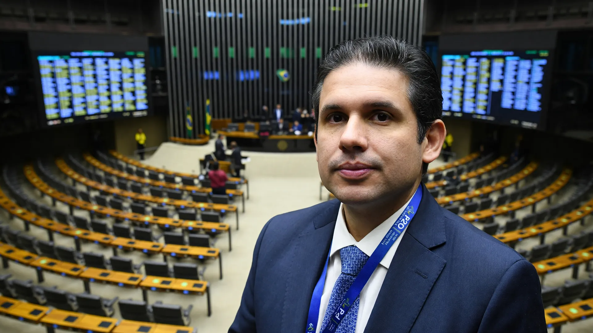 Hugo Motta e plenário da Câmara para votação PEC escala 6x1 em maio