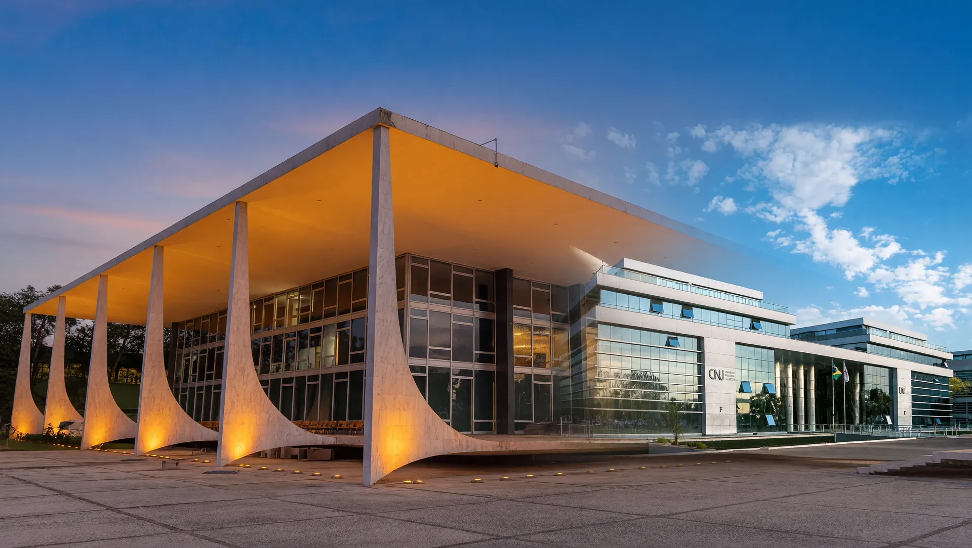 Fachadas do STF e CNJ: tribunais que criam e implementam adicional antiguidade para MP com estágio advocacia