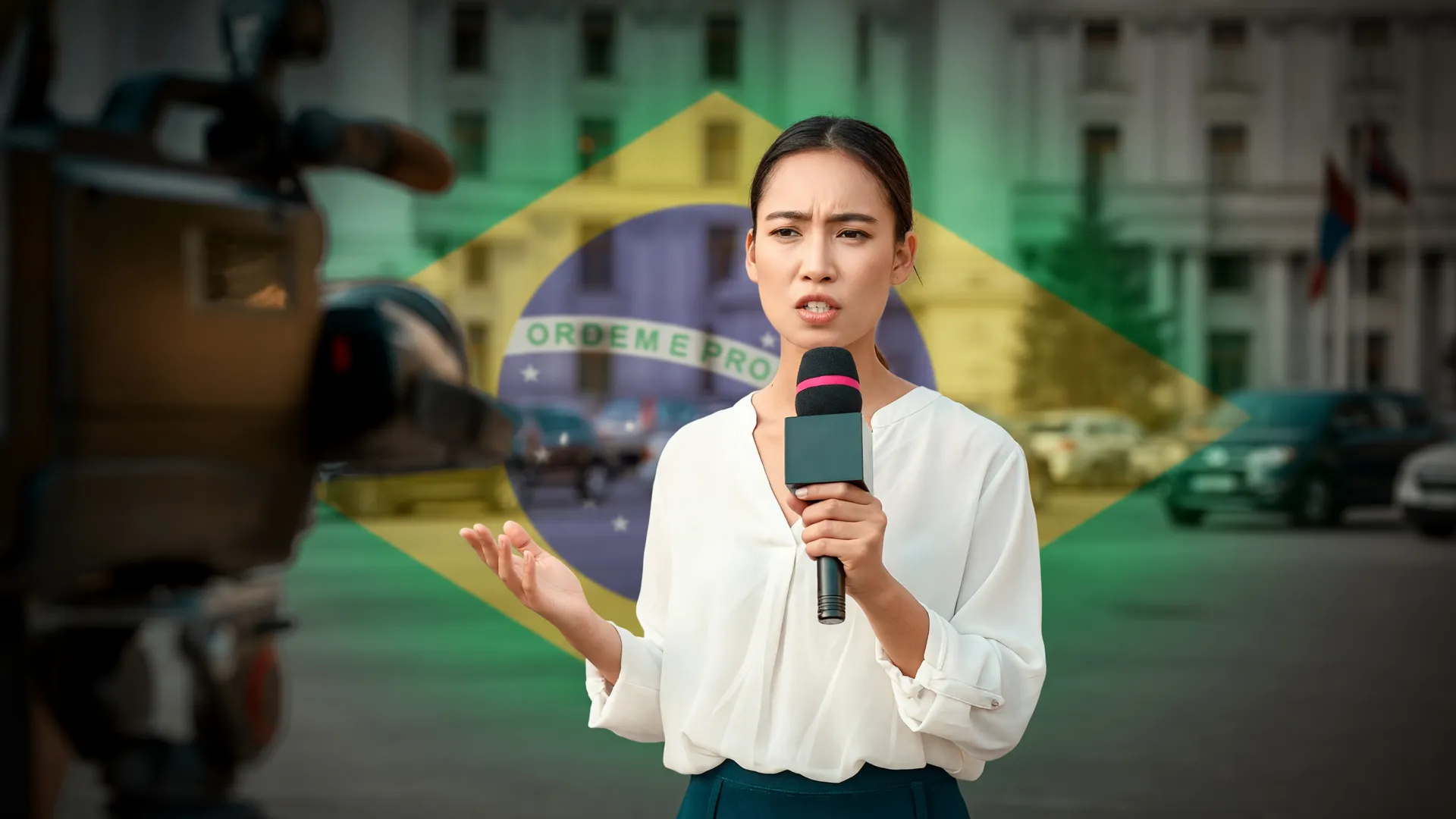 Jornalista em tensão durante transmissão; contexto de ataques virtuais contra jornalistas 2025