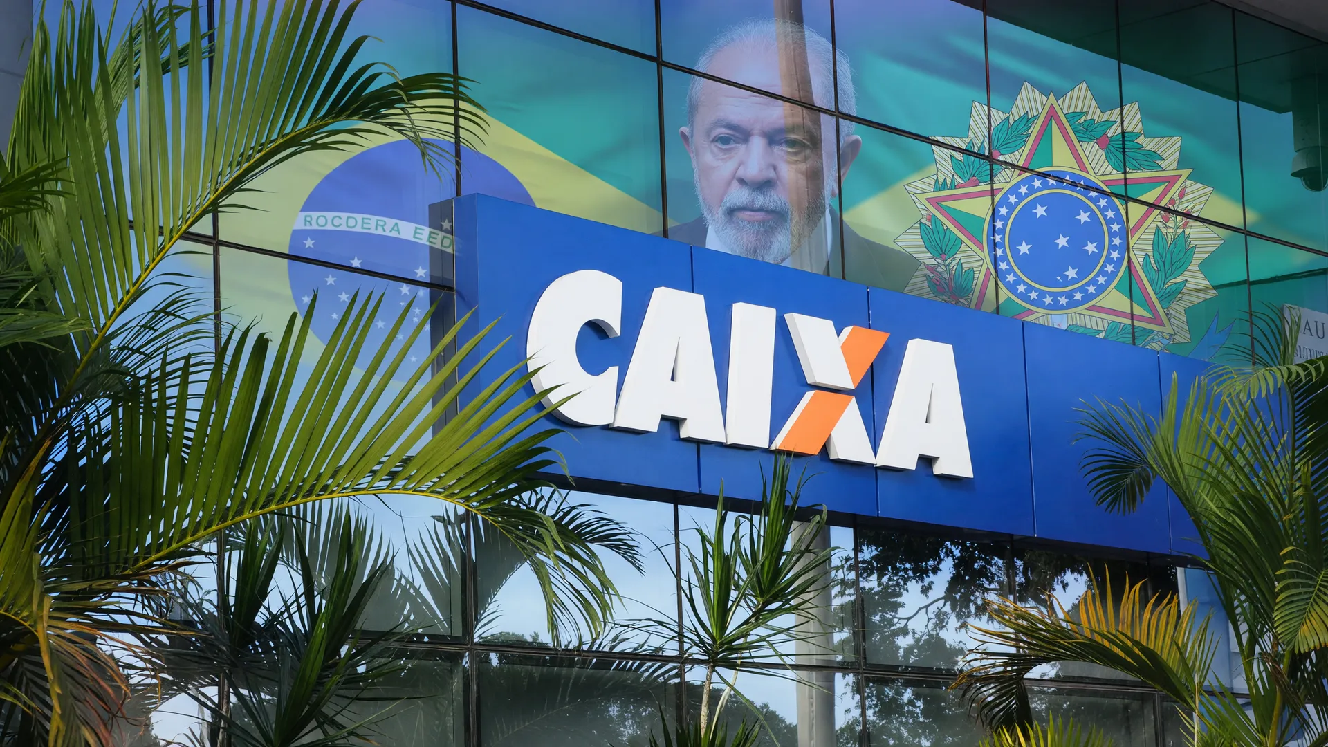 Fachada da Caixa Econômica Federal com símbolo presidencial, representando o calendário Bolsa Família abril 2026