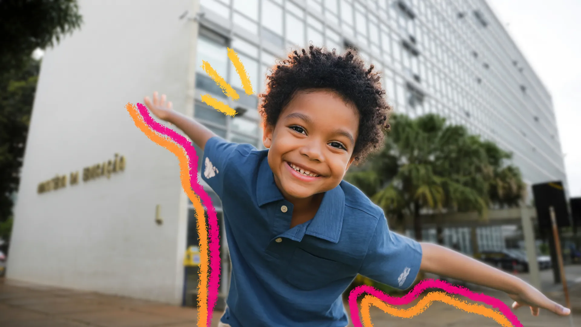 Criança sorridente simboliza conquista em cidades brasileiras 100% crianças alfabetizadas, com órgão governamental ao fundo