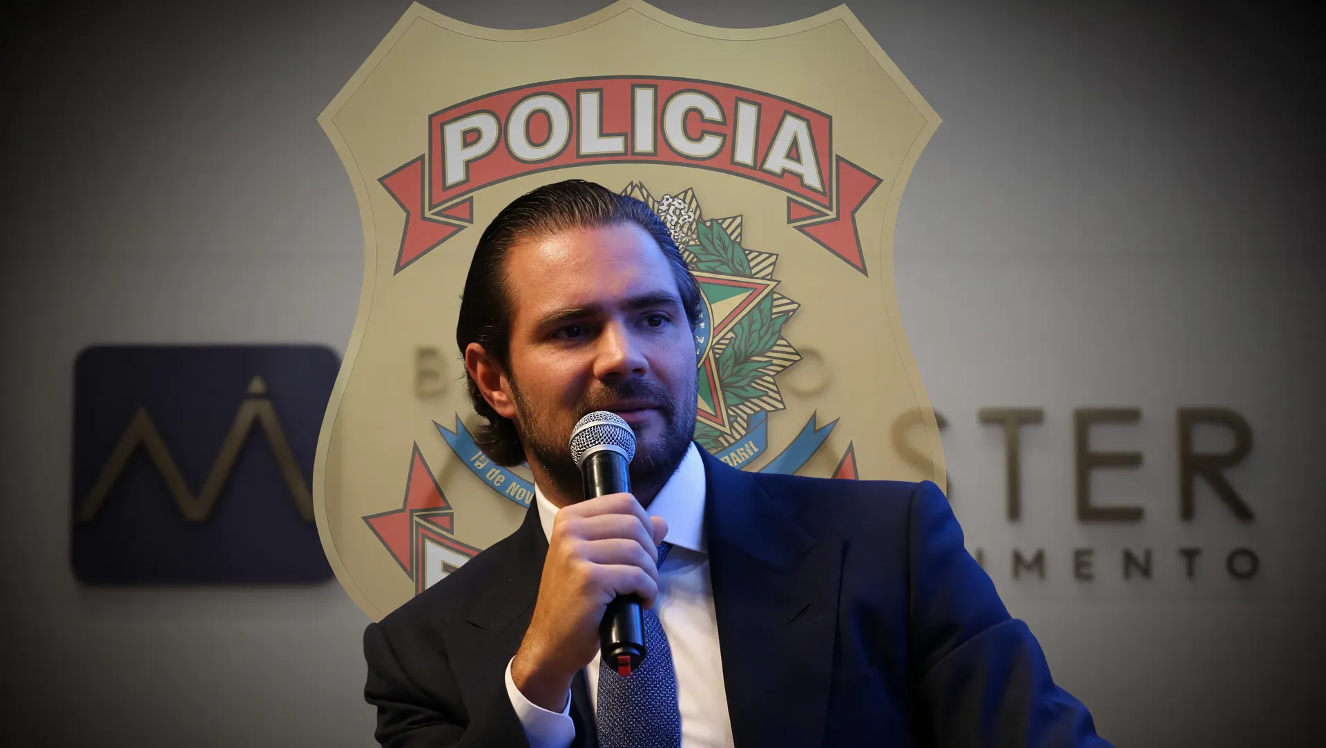 Daniel Vorcaro, investigado pela CPMI para investigar Banco Master, com símbolo da Polícia Federal