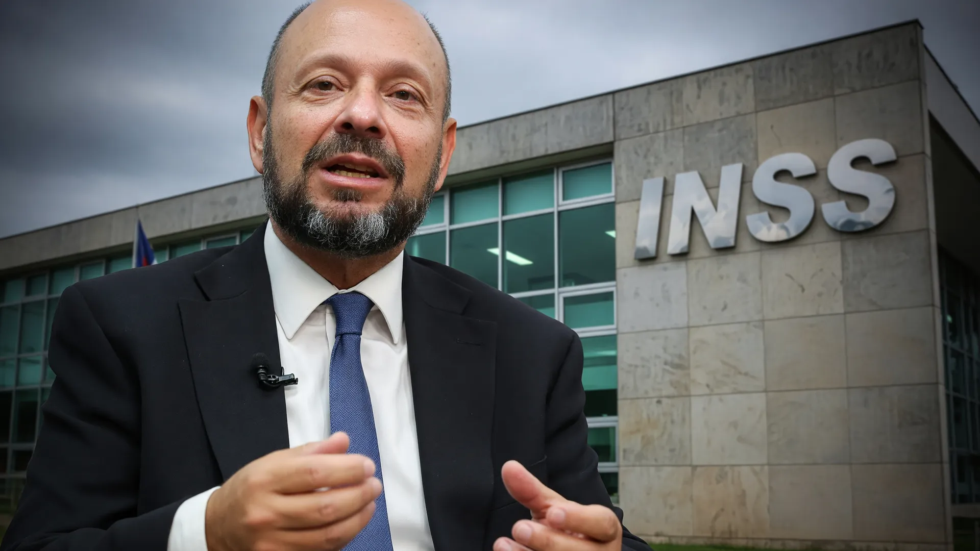 Fachada do INSS com Gilberto Waller em primeiro plano, representando as falhas Dataprev que travaram processos