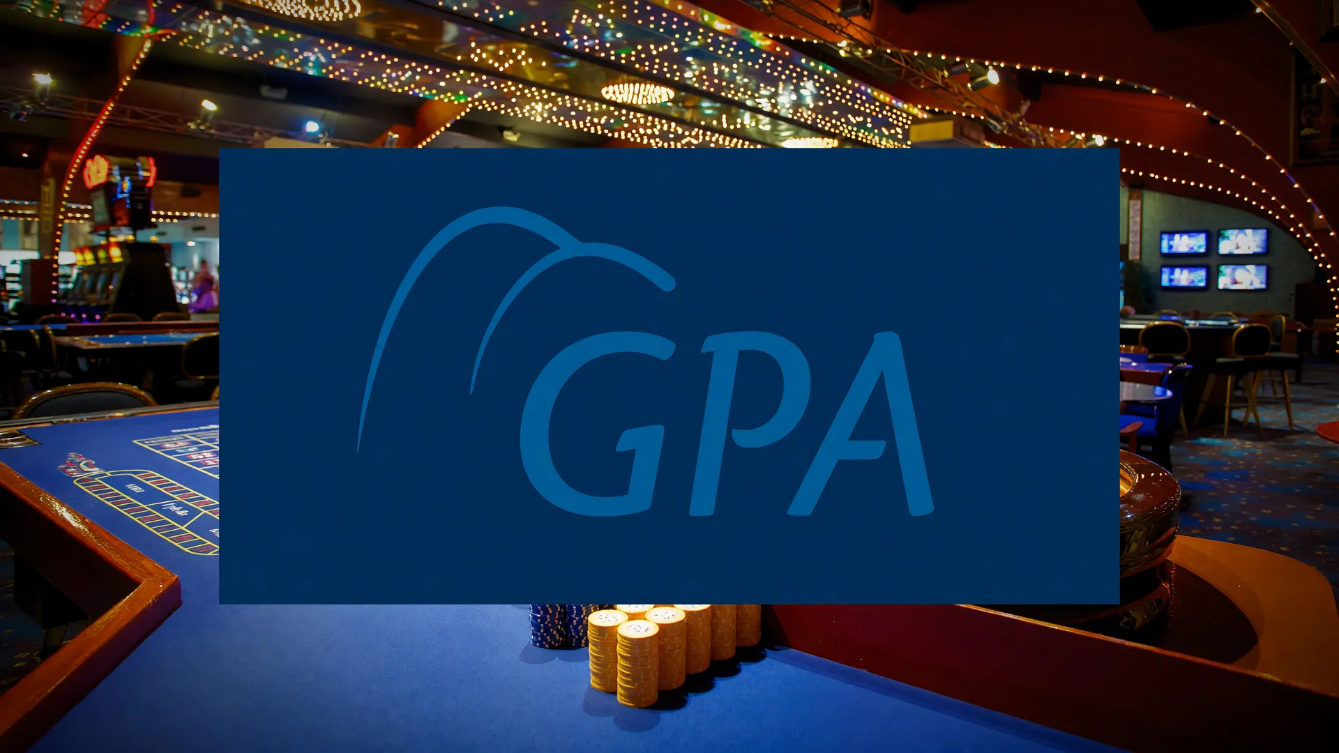 Editorial ilustrando como GPA impede venda ações Casino: ambiente luxuoso bloqueado por barreira de marca azul-marinho