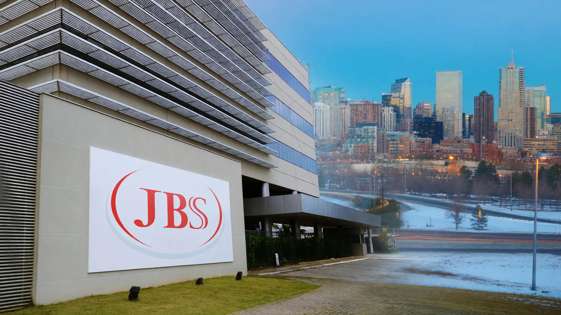 Instalação JBS com vista de Denver symbolizando greve JBS Colorado e acordo trabalhistas