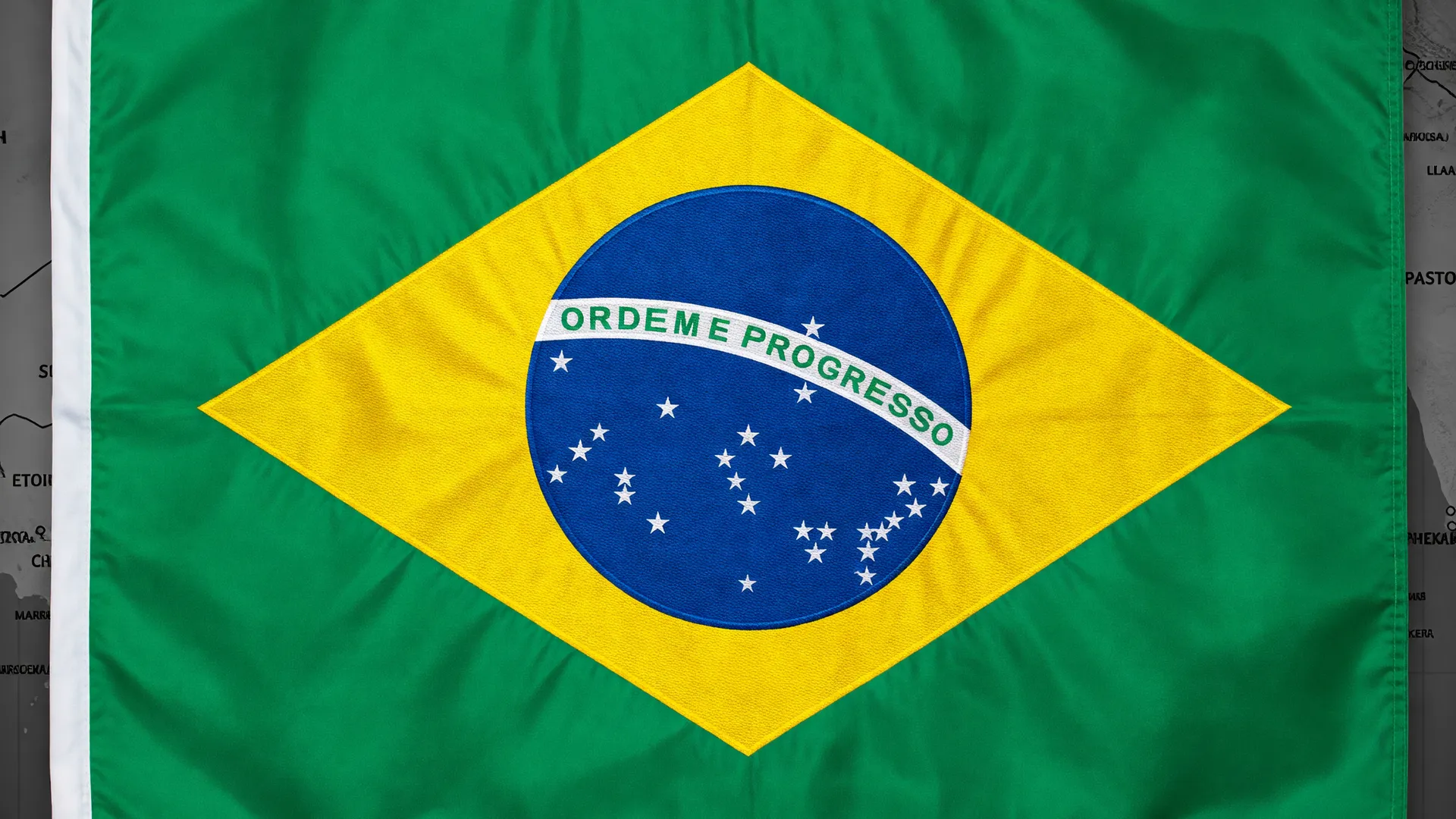 Bandeira do Brasil e mapa do Oriente Médio ilustram impacto da guerra EUA-Irã na economia brasileira