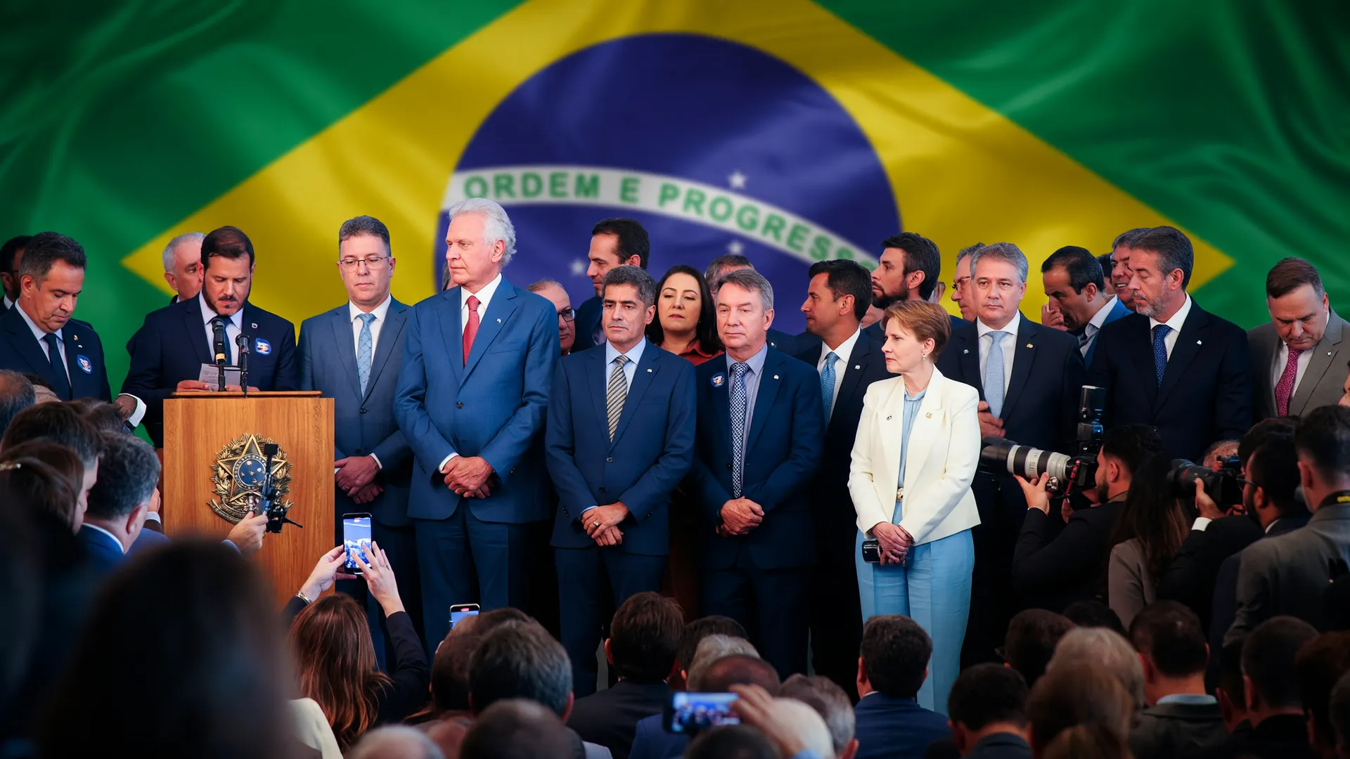 Líderes políticos em comício durante período crítico de janela partidária antes das eleições 2026