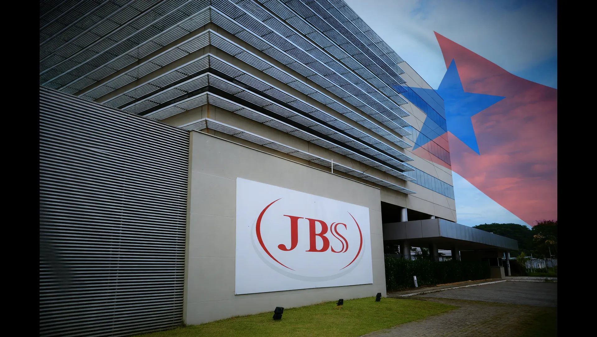 Instalação JBS em composição com bandeira do Pará, representando trabalho escravo na cadeia produtiva