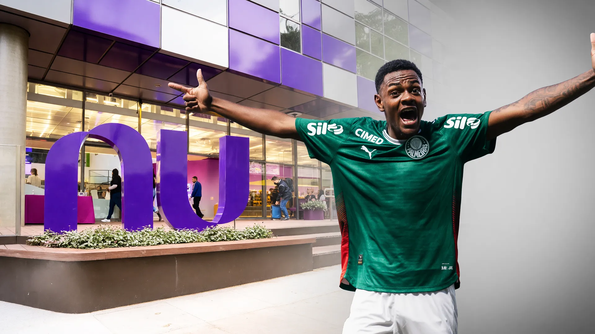 Nubank em roxo ao lado de jogador palmeirense em ação: nova era de naming rights para Allianz Parque Nubank