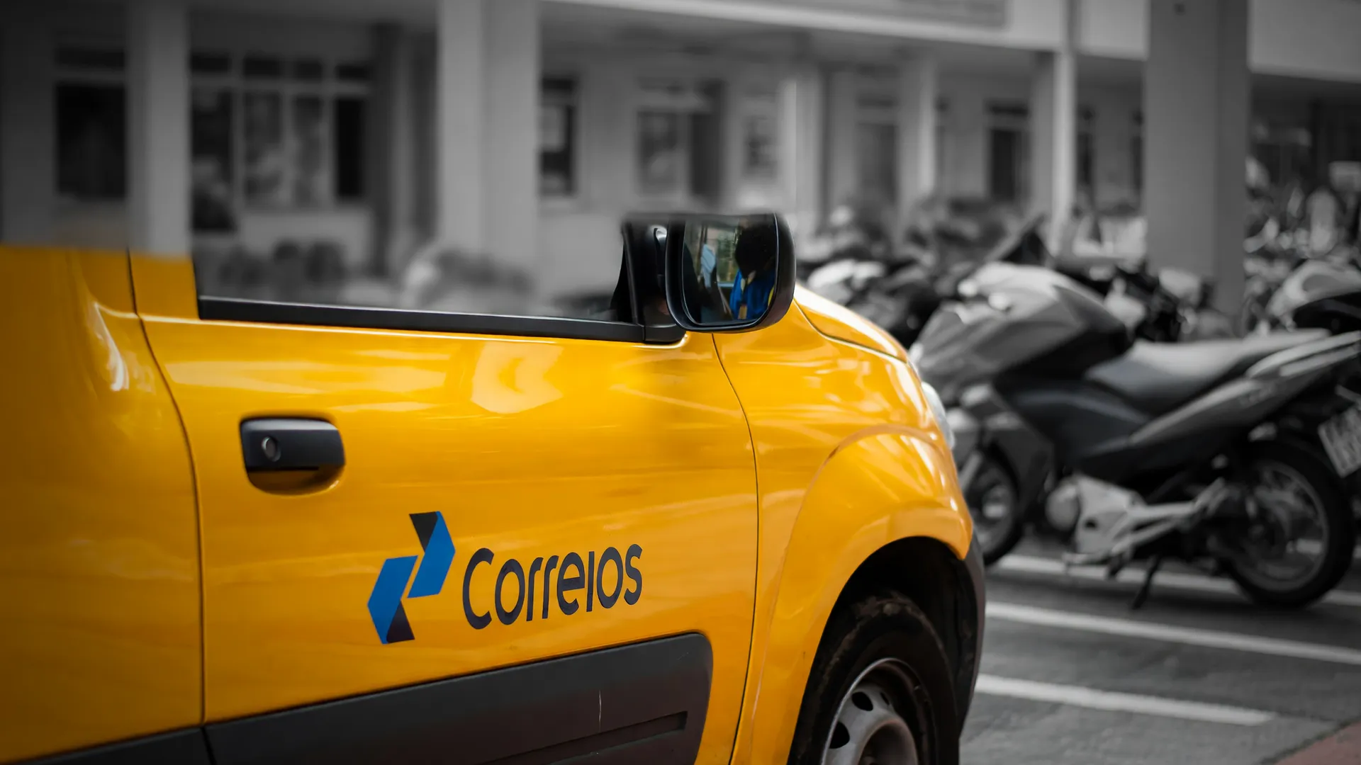 Veículo Correios em cenário institucional sombreado, refletindo crise e reestruturação PDV dos Correios adesão 2026