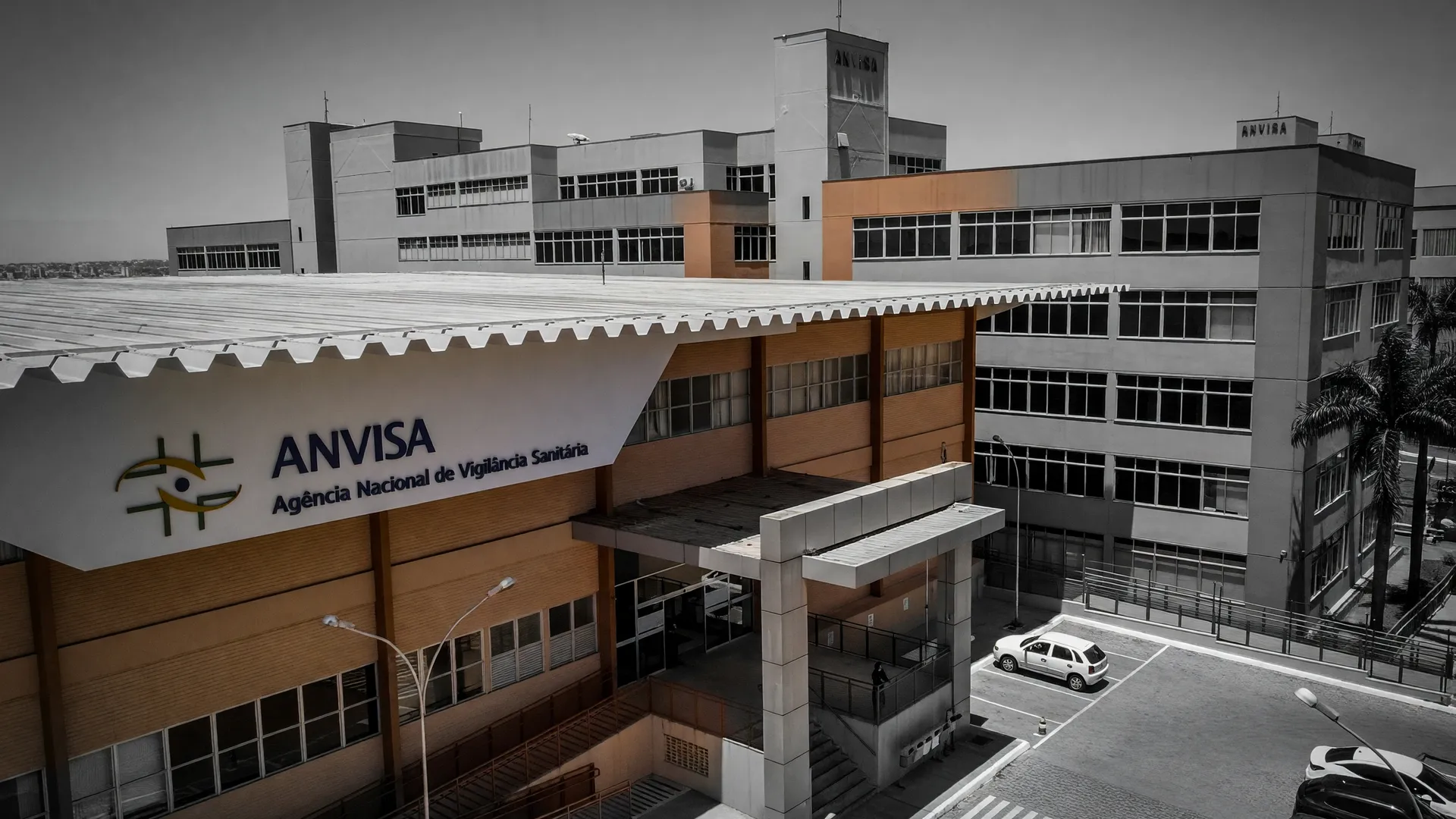 Sede da Anvisa representando vigilância e enforcement contra perfume íntimo proibido