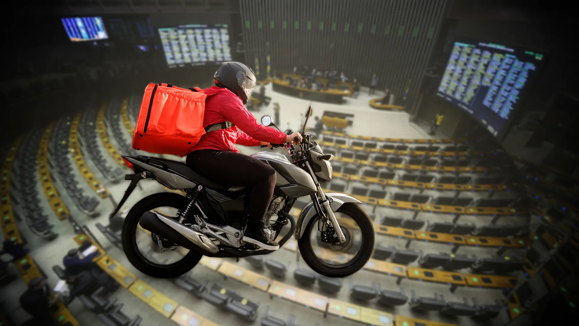 Entregador em moto com Câmara dos Deputados ao fundo; debate sobre piso mínimo entregadores de aplicativo