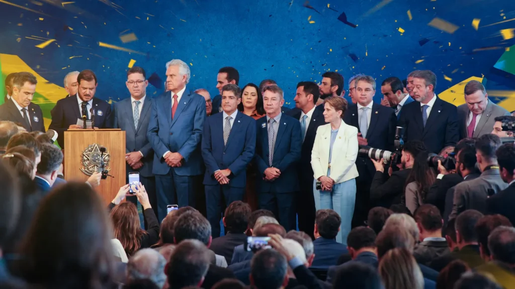 Líderes da União Brasil em comício durante prazo de registro de partidos TSE para eleições 2026