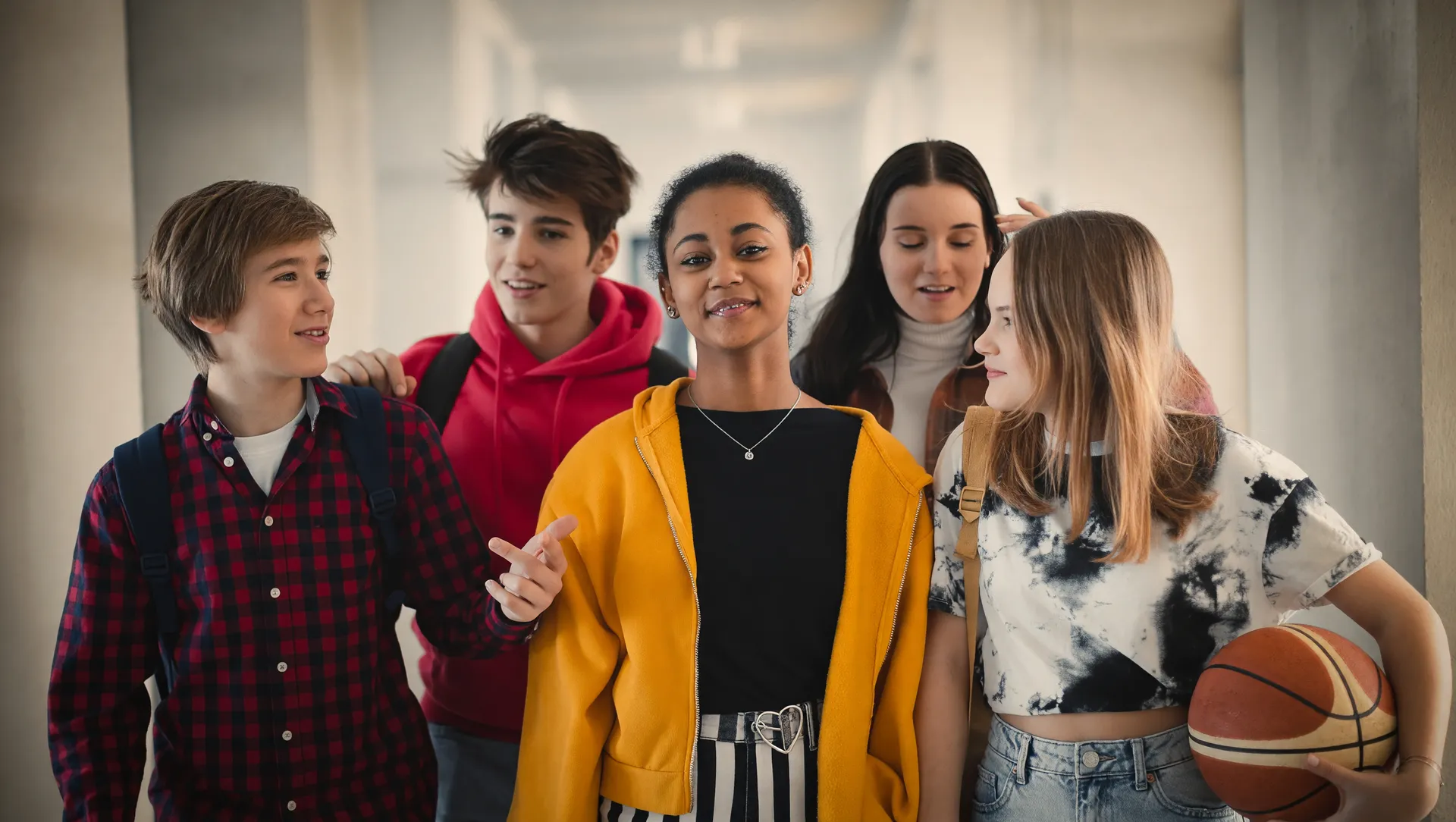 Adolescentes em ambiente ensolarado representando a proibição de cigarro geração Reino Unido