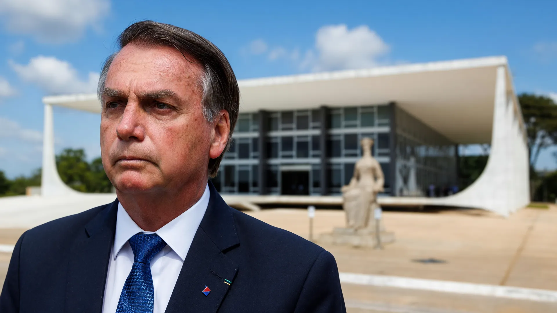 Bolsonaro em sessão no STF protocola queixa-crime contra Janones, momento de gravidade legal