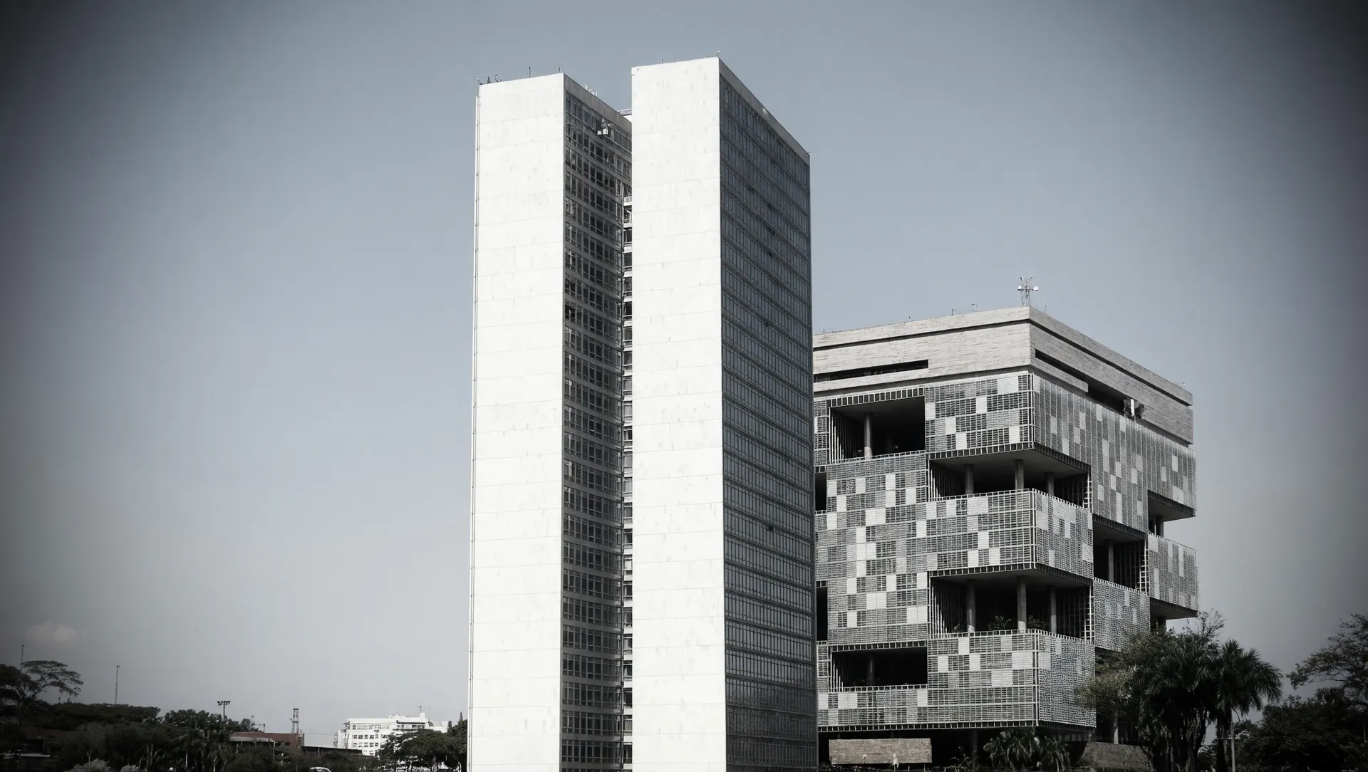 Congresso Nacional e Petrobras representando decisão sobre reajuste gasolina e redução de tributos