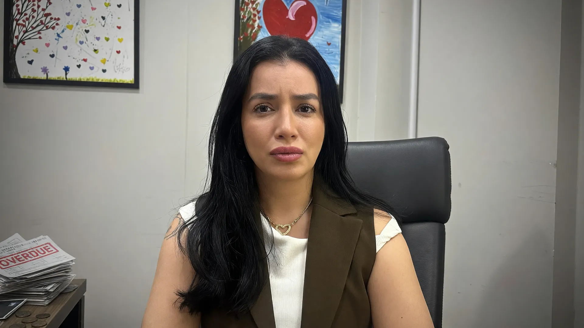 Retrato de mulher refletindo preocupação, símbolo da renda insuficiente para pagar contas