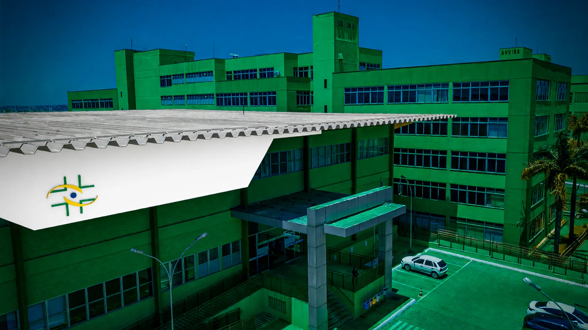 Edifício sede da Anvisa em Brasília com cores verde e azul, representando suspensão medicamentos manipulados