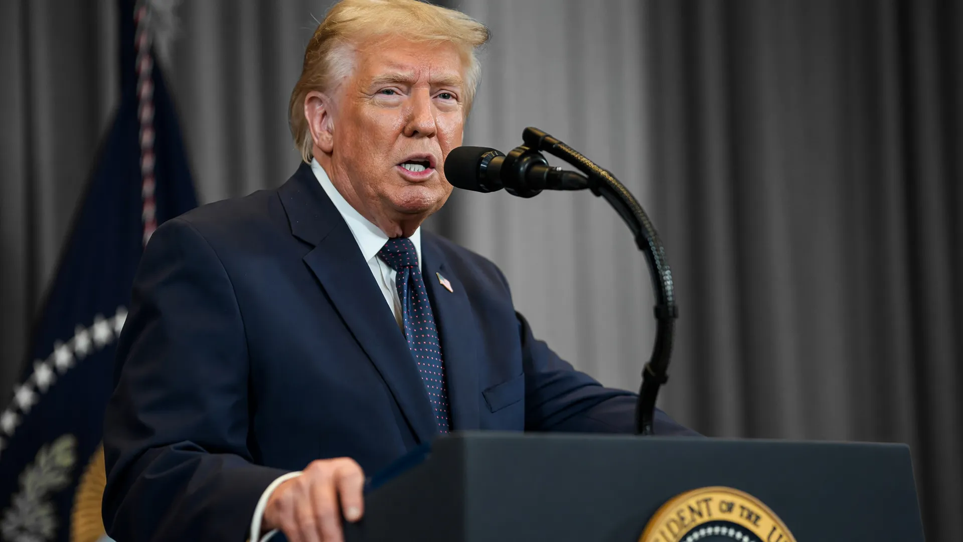 Fotografia de Donald Trump com foco em tarifas Trump derivados aço alumínio