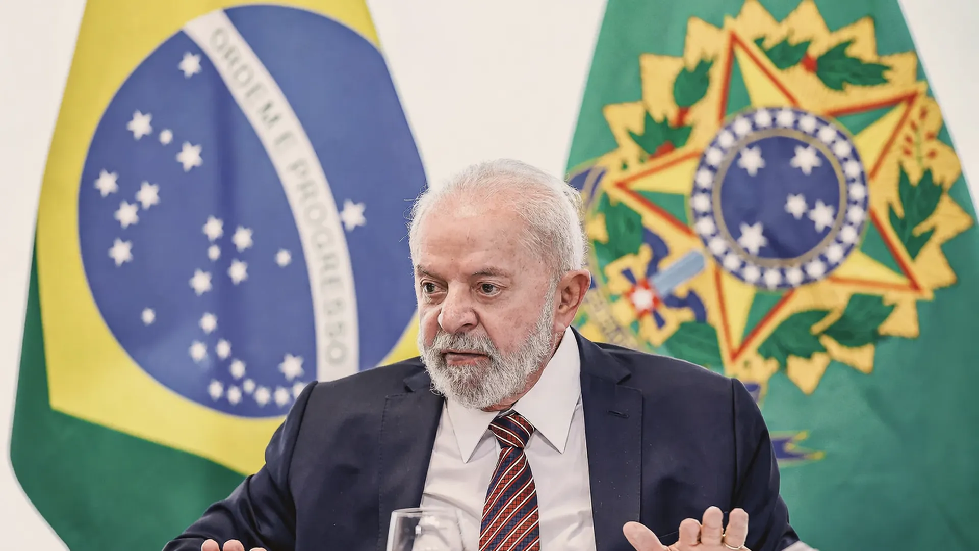Retrato oficial do presidente Lula simbolizando arrecadação da taxa das blusinhas em 2026